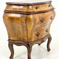 Itališka rokoko stiliaus riešutmedžio lukšto komodėlė 36x74x69 cm