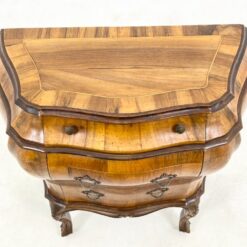 Itališka rokoko stiliaus riešutmedžio lukšto komodėlė 36x74x69 cm