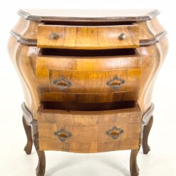 Itališka rokoko stiliaus riešutmedžio lukšto komodėlė 36x74x69 cm