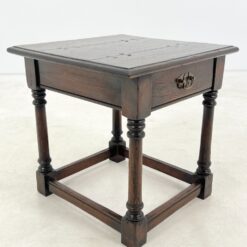 Ąžuolinis staliukas su stalčiumi 49x50x50 cm