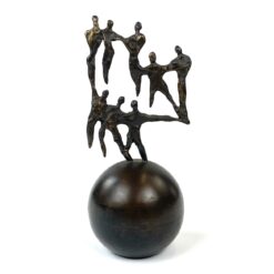 Aliumininė abstrakti skulptūra su žmonių figūromis ant rutulio 7,5x8x17 cm