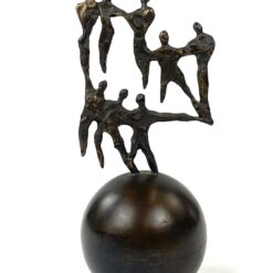 Aliumininė abstrakti skulptūra su žmonių figūromis ant rutulio 7,5x8x17 cm