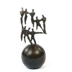 Aliumininė abstrakti skulptūra su žmonių figūromis ant rutulio 7,5x8x17 cm