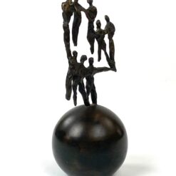 Aliumininė abstrakti skulptūra su žmonių figūromis ant rutulio 7,5x8x17 cm