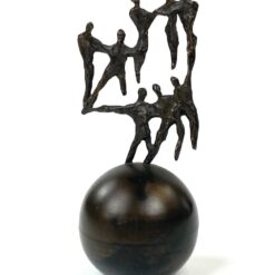 Aliumininė abstrakti skulptūra su žmonių figūromis ant rutulio 7,5x8x17 cm