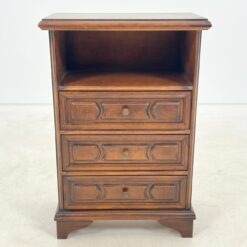 Raudonmedžio spintelė 31x54x79 cm