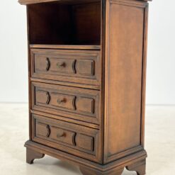 Raudonmedžio spintelė 31x54x79 cm