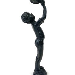 Metalinė berniuko su paukščiu rankose statula 5x4x16 cm