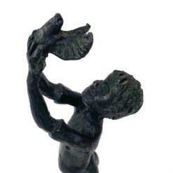 Metalinė berniuko su paukščiu rankose statula 5x4x16 cm