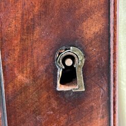 Senovinė raudonmedžio rūbų spinta su įstiklintomis durimis 58x132x191 cm