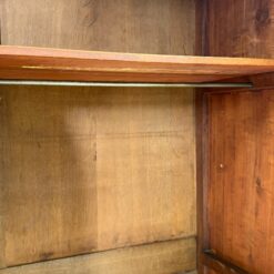 Senovinė raudonmedžio rūbų spinta su įstiklintomis durimis 58x132x191 cm