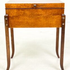 Art Deco riešutmedžio siuvinėjimo staliukas atveriamu stalviršiumi su veidrodžiu 32x56x64 cm