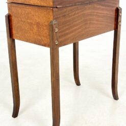 Art Deco riešutmedžio siuvinėjimo staliukas atveriamu stalviršiumi su veidrodžiu 32x56x64 cm