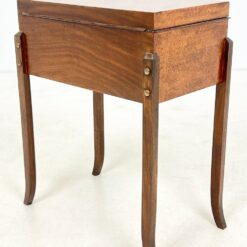 Art Deco riešutmedžio siuvinėjimo staliukas atveriamu stalviršiumi su veidrodžiu 32x56x64 cm