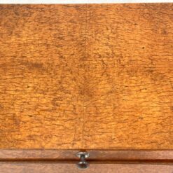 Art Deco riešutmedžio siuvinėjimo staliukas atveriamu stalviršiumi su veidrodžiu 32x56x64 cm