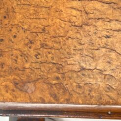 Art Deco riešutmedžio siuvinėjimo staliukas atveriamu stalviršiumi su veidrodžiu 32x56x64 cm