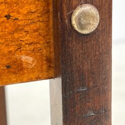 Art Deco riešutmedžio siuvinėjimo staliukas atveriamu stalviršiumi su veidrodžiu 32x56x64 cm