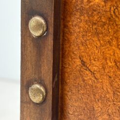 Art Deco riešutmedžio siuvinėjimo staliukas atveriamu stalviršiumi su veidrodžiu 32x56x64 cm