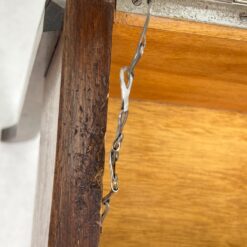 Art Deco riešutmedžio siuvinėjimo staliukas atveriamu stalviršiumi su veidrodžiu 32x56x64 cm