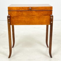 Art Deco riešutmedžio siuvinėjimo staliukas atveriamu stalviršiumi su veidrodžiu 32x56x64 cm