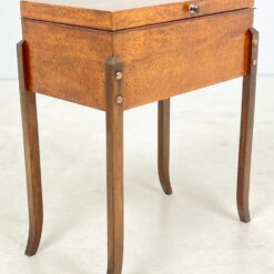 Art Deco riešutmedžio siuvinėjimo staliukas atveriamu stalviršiumi su veidrodžiu 32x56x64 cm