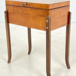 Art Deco riešutmedžio siuvinėjimo staliukas atveriamu stalviršiumi su veidrodžiu 32x56x64 cm