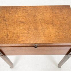 Art Deco riešutmedžio siuvinėjimo staliukas atveriamu stalviršiumi su veidrodžiu 32x56x64 cm