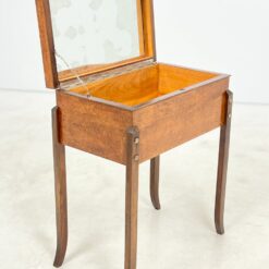 Art Deco riešutmedžio siuvinėjimo staliukas atveriamu stalviršiumi su veidrodžiu 32x56x64 cm