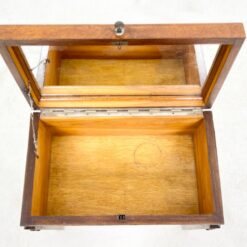 Art Deco riešutmedžio siuvinėjimo staliukas atveriamu stalviršiumi su veidrodžiu 32x56x64 cm