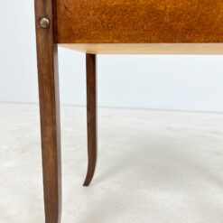 Art Deco riešutmedžio siuvinėjimo staliukas atveriamu stalviršiumi su veidrodžiu 32x56x64 cm