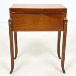 Art Deco riešutmedžio siuvinėjimo staliukas atveriamu stalviršiumi su veidrodžiu 32x56x64 cm