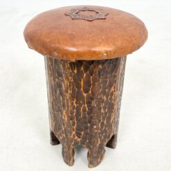 Pušies medžio taburetė su odine sėdimąja dalimi 31x31x42 cm