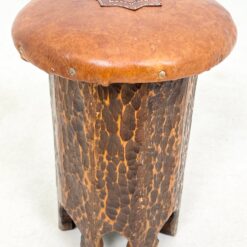 Pušies medžio taburetė su odine sėdimąja dalimi 31x31x42 cm