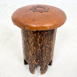 Pušies medžio taburetė su odine sėdimąja dalimi 31x31x42 cm