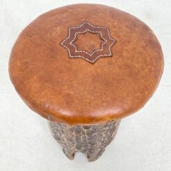 Pušies medžio taburetė su odine sėdimąja dalimi 31x31x42 cm