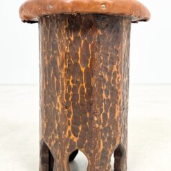 Pušies medžio taburetė su odine sėdimąja dalimi 31x31x42 cm