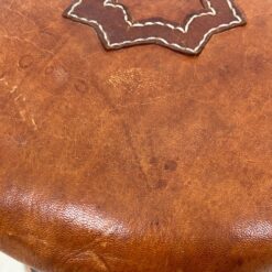 Pušies medžio taburetė su odine sėdimąja dalimi 31x31x42 cm