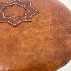 Pušies medžio taburetė su odine sėdimąja dalimi 31x31x42 cm