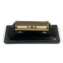 Vintažinis mechaninis stalinis kalendorius iš žalvario ir eko odos 7x16x5 cm