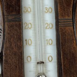 Sieninis termometras ir barometras mediniame drožinėtame rėme 5x18x45,5 cm