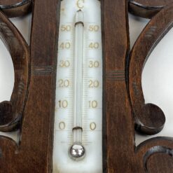 Sieninis termometras ir barometras mediniame drožinėtame rėme 5x18x45,5 cm
