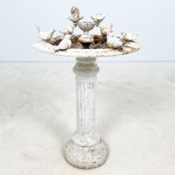 Ketaus paukščių girdykla su paukščių figūrėlėmis 47x47x80 cm