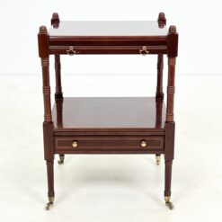 Raudonmedžio staliukas su ištraukiamu stalviršiumi, lentynėle ir stalčiuku 41x44,5x64 cm