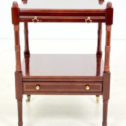 Raudonmedžio staliukas su ištraukiamu stalviršiumi, lentynėle ir stalčiuku 41×44,5×64 cm