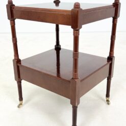 Raudonmedžio staliukas su ištraukiamu stalviršiumi, lentynėle ir stalčiuku 41×44,5×64 cm