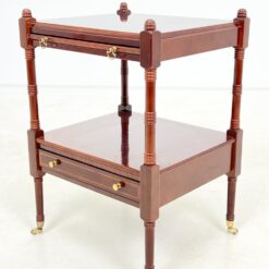 Raudonmedžio staliukas su ištraukiamu stalviršiumi, lentynėle ir stalčiuku 41×44,5×64 cm