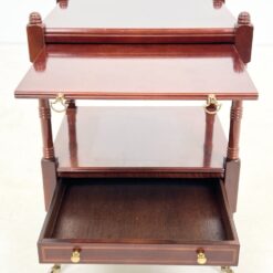 Raudonmedžio staliukas su ištraukiamu stalviršiumi, lentynėle ir stalčiuku 41×44,5×64 cm