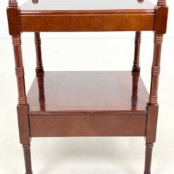 Raudonmedžio staliukas su ištraukiamu stalviršiumi, lentynėle ir stalčiuku 41×44,5×64 cm