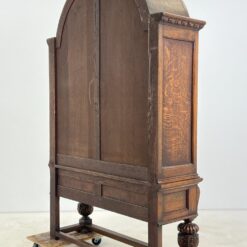 Ispaniško stiliaus ąžuolinis bufetas su žalio stiklo durimis 38x121x190 cm