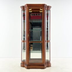 "Pulaski Furniture" raudonmedžio vitrina gaubtais šonais, su apšvietimu 35x109x204 cm